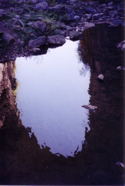 Reflection_of_natural_bridge_in_the_river__